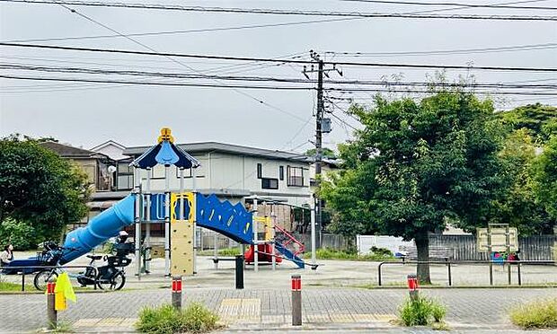 山崎打越公園まで250m、水道や滑り台などがございます。