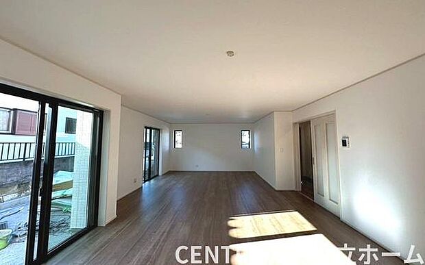 《リビングダイニング》　■ご家族でゆったりとした時間を過ごす場所です。