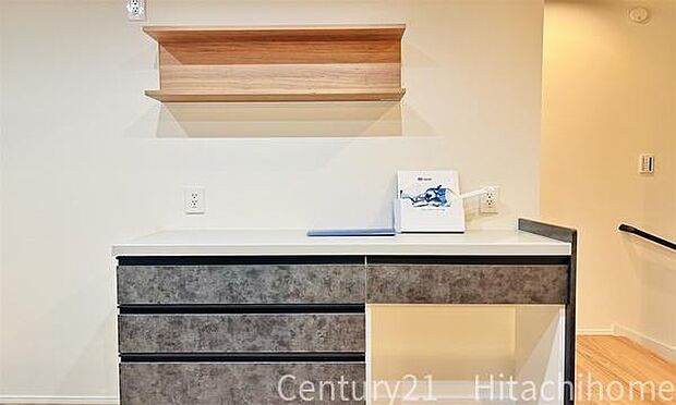 《カップボード》　■背面に設置されたカップボード。食器はもちろん、炊飯器なども収納できます。