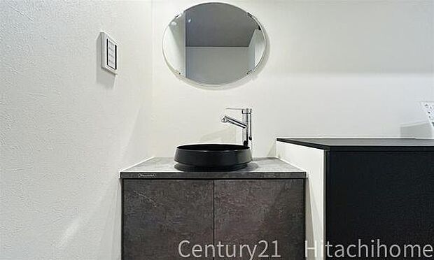 《洗面台》　■1階にウエルカム洗面台を設けました。こまめな手洗いなどがすぐにできて清潔で快適な生活が送れます。