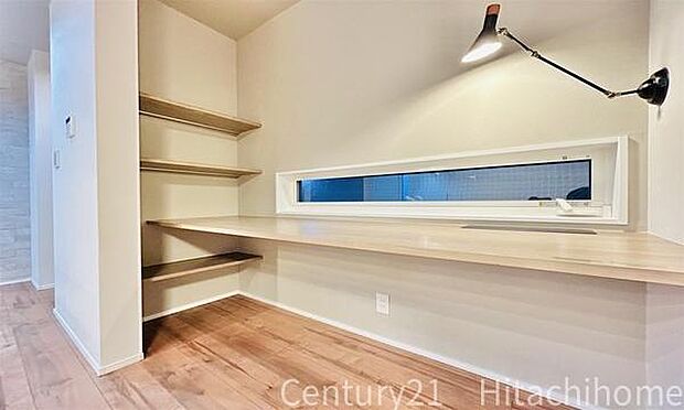 《ユーティリティーコーナー》　■スタディーカウンターを造作しました。お子様の勉強やお仕事でのワークスペースとして活用できる便利な空間です。