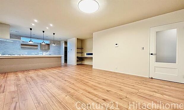 《リビングダイニング》　■開放的で広いリビング。のびのびとくつろげるリビングは、家族のコミュニケーションの場としてみんなが集まる場所に。