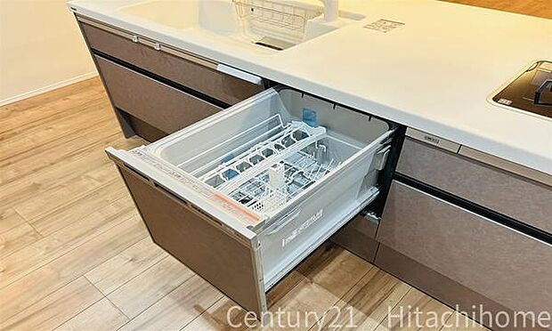 《食器洗い乾燥機》　■食事後もゆっくり過ごせる食器洗い乾燥機を設置。手洗いよりもキレイに洗え、節水にもなります。