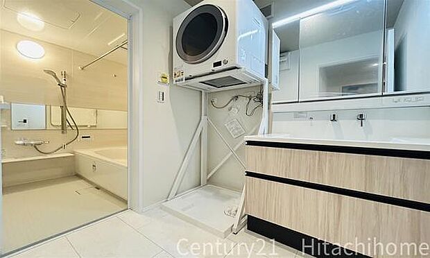 《洗面所》　■広いパウダールームで朝の身支度も気持ちよくできそうです。