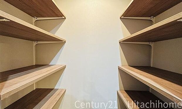 《パントリー》　■キッチン横のストレージルーム。常温保存の食品・キッチン用品などが収納できて便利です。