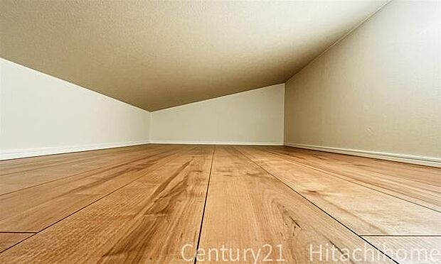 《小屋裏収納》　■季節物やお子様との思い出をしっかり収納できて、重宝します。