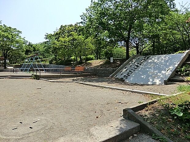 能見台中央公園まで916m、樹木に囲まれた緑豊かな園内には健康づくりのための遊具やウォーキングコースがあり小さなお子さんから大人まで楽しめます。