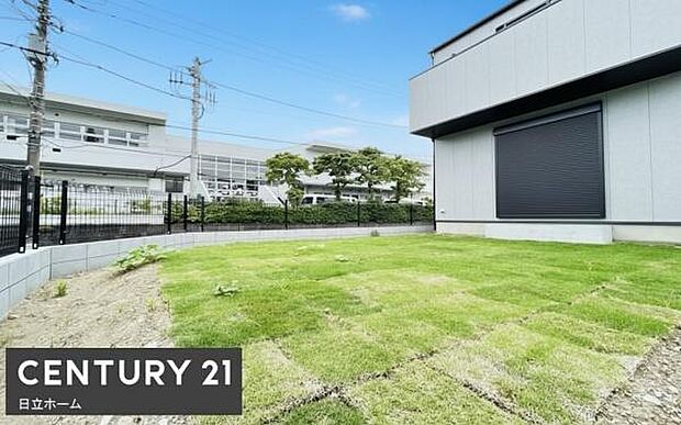 《庭》■子供のころに夢見た「庭付きマイホーム」。その夢が現実となるかもしれませんね。人目を気にせず開放的に家族でBBQパーティ。家庭菜園も楽しめます。南向きです。