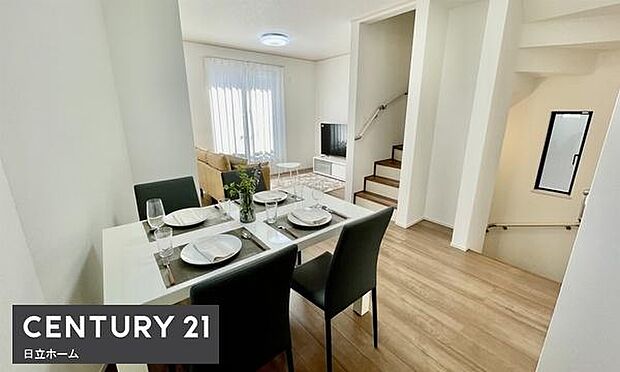 《リビングダイニング》 ■上質な時間を育む暮らしのメインステージ。寛ぎとご家族とのコミュニケーションを育む居心地のよい場所。この明るい空間は家族に安らぎを与えて、落ち着いた心地よい空間になるでしょう。