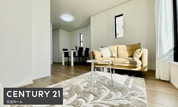 《リビングダイニング》 ■豊かな光が照らすこの場所は、たわいもない会話を楽しみ、ゆったりとした時間を過ごす場所。家族の日常が刻まれる大切な空間です。自然光に溢れるこの空間はリフレッシュにピッタリです。