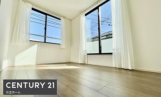 《洋室》 ■くつろぎの場としてだけでなく、趣味や仕事のパーソナルスペースとしても活躍する洋室。個の時間をたっぷり楽しめる快適空間です。大きなクローゼットは趣味の道具をしまっても余るぐらいの大きさです。