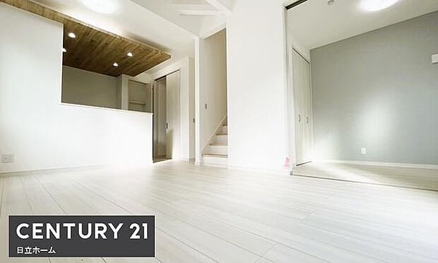 《リビングダイニング》　■家族が自然と集まって、思い思いにくつろぎ、遊び、語らう、やすらぎの空間。