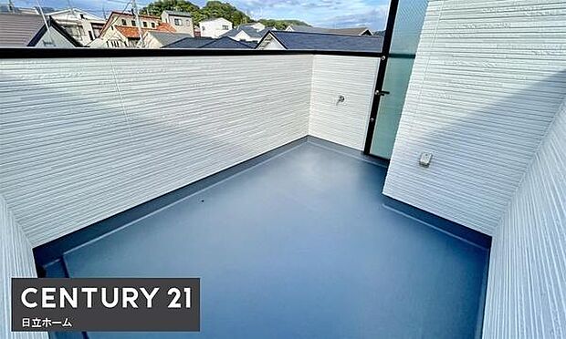 《ルーフバルコニー》　■陽当りも良く、洗濯物も良く乾きそうです。目の前には気持ちの良い青空が広がります。前面に高い建物がないので開放的で開けた眺望が望めます。