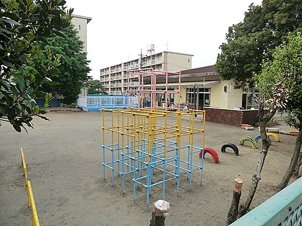 横浜市白根保育園まで562m、園目標「心も体もたくましく自分も友達もたいせつに自分で考え行動しよう」