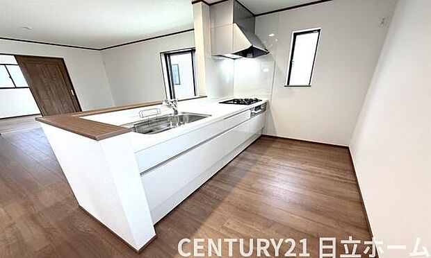 《システムキッチン》 ■家族が集う楽しく親子の会話も弾むキッチン。明るく清潔で使い勝手のいいキッチンには、いつも家族の笑顔があふれています。