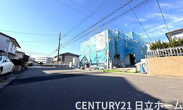 《前面道路》 ■前面道路が広く、開放的です。日当たりも良好です。