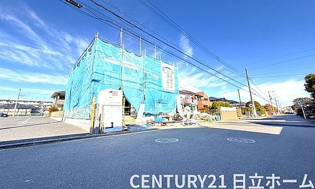 《前面道路》 ■前面道路が広く、開放的です。日当たりも良好です。