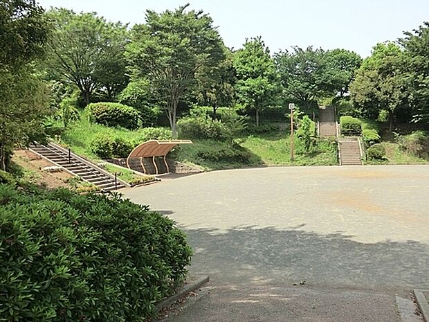 今井の丘公園まで1077m、児童広場、梅林、樹林、芝生広場、農園エリア等。今井の丘公園近くに今井城という城が建っていたとされる(別名:今井砦)