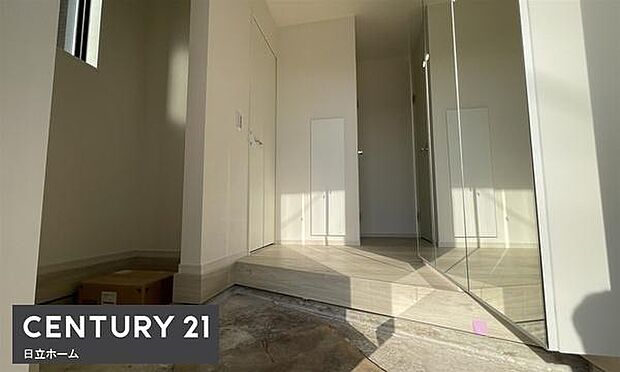 《玄関》 ■玄関を開けると、エントランスホールがお出迎え。上がりがまちやシューズボックスがゆったりと構え、心地よさに包まれます。