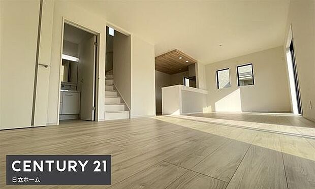 《リビングダイニング》　■大画面ＴＶも余裕、インテリアプランが考えやすいワイドなリビング。家族がしぜんに集まる広さ、お子様が思わず走り出す大空間。