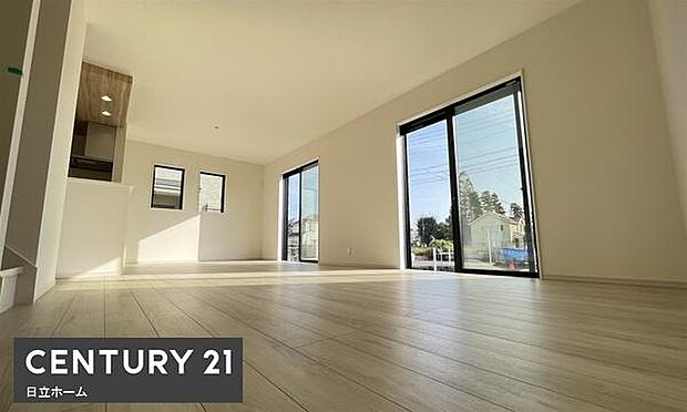 《リビングダイニング》　■開放的で広いリビング。のびのびとくつろげるリビングは、家族のコミュニケーションの場としてみんなが集まる場所に。