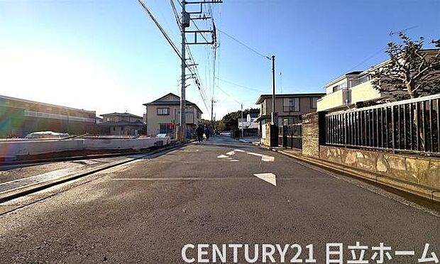 《前面道路》　■前面道路が広く、開放的です。日当たりも良好です。