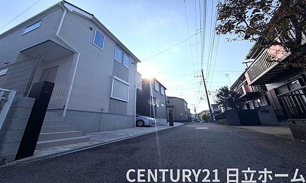 《前面道路》　■前面道路が広く、開放的です。日当たりも良好です。