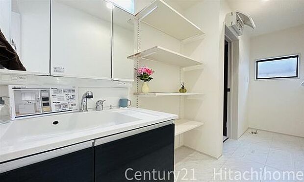 《洗面・化粧室》　■棚がありますので、バスタオルや洗濯用品もスッキリと片付きます。