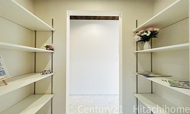 《シューズインクローク》　■人気のシューズインクローク。中は可動棚になっており、靴だけでなくアウトドア用品や雨具などもスッキリ収納可能です。