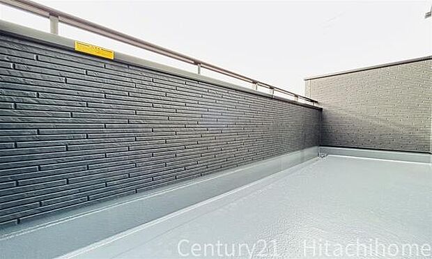 《ルーフバルコニー》　■陽当りも良く、洗濯物も良く乾きそうです。目の前には気持ちの良い青空が広がります。前面に高い建物がないので開放的で開けた眺望が望めます。