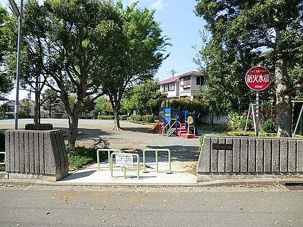 下永谷長町公園まで703m、複合滑り台、お砂場、ブランコ、鉄棒があります。
