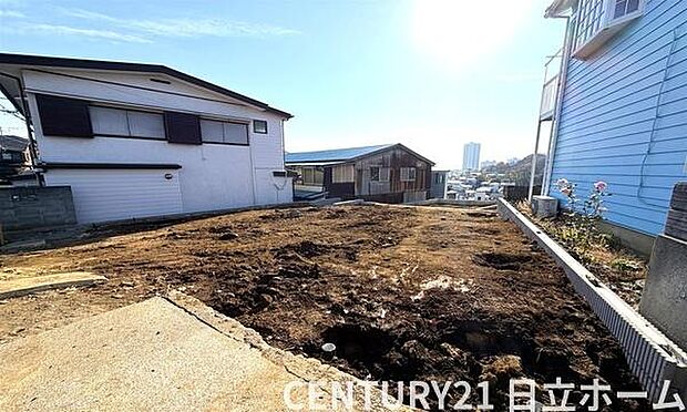 《前面道路》　■前面道路が広く、開放的です。日当たりも良好です。