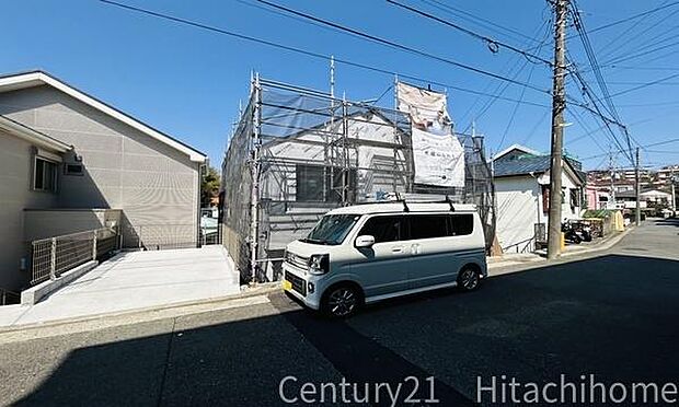 《前面道路》　■前面道路が広く、角地のため開放的です。