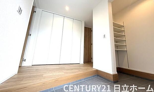 《玄関》 ■シューズクローゼット付きで玄関もスッキリ。