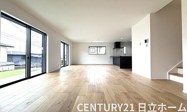 《リビングダイニング》 ■上質な時間を育む暮らしのメインステージ。寛ぎとご家族とのコミュニケーションを育む居心地のよい場所。この明るい空間は家族に安らぎを与えて、落ち着いた心地よい空間になるでしょう。