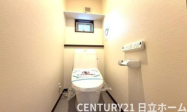 《トイレ》 ■窓のあるトイレは明るい空間で清潔感があります。
