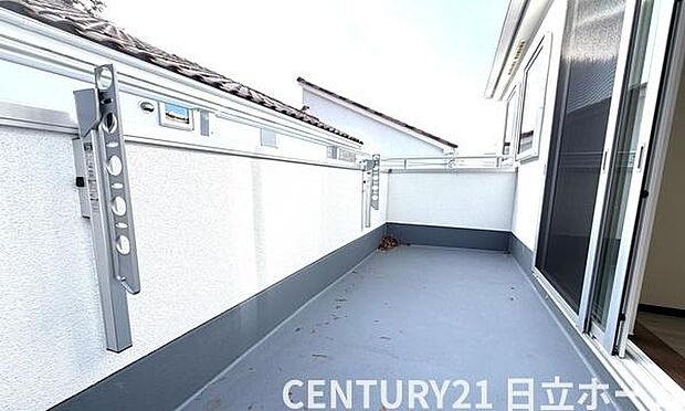 《バルコニー》 ■陽当りも良く、長時間日が当たるので、洗濯物も良く乾きそうです。目の前には気持ちの良い青空が、夜には綺麗な星空が広がります。