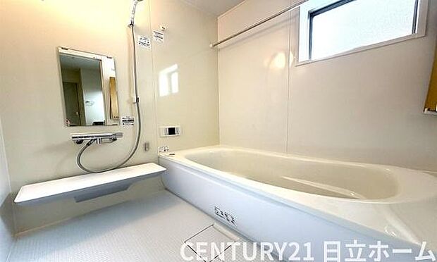 《浴室》 ■ゆったり足を伸ばせる浴槽。お子様と一緒でもゆとりの広さ。1日の疲れを癒してくれるバスタイム。窓付きのバスルームは明るく、浴室乾燥機能付きなので、天気の悪い日の外出も安心して出掛けられます。