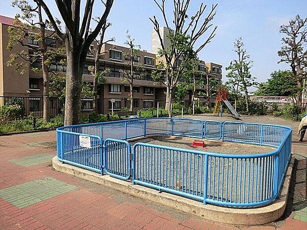 根岸旭台公園まで618m、砂場と滑り台、鉄棒のある小さなお子様が遊ぶのにちょうどよい広さの公園です。