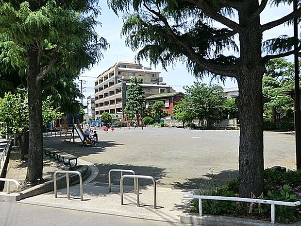 根岸坂下公園まで875m、川沿いから住宅街に入った、ブランコや滑り台のある静かな公園