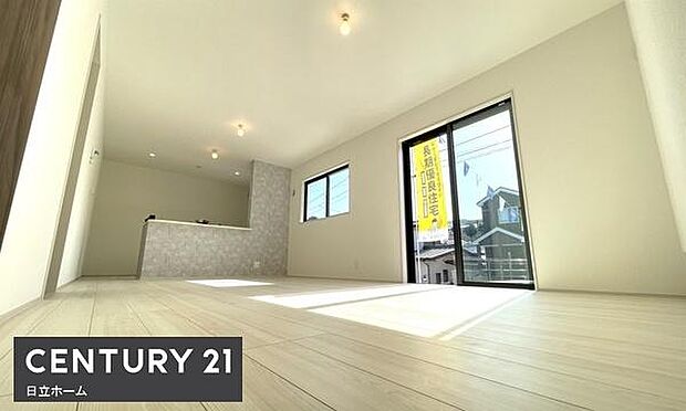 《リビングダイニング》 ■開放的でのびのびとくつろげるリビングは、家族のコミュニケーションの場として、みんなが集まる暖かな場所に。