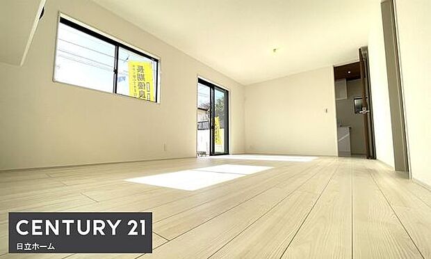 《リビングダイニング》 ■上質な時間を育む暮らしのメインステージ。寛ぎとご家族とのコミュニケーションを育む居心地のよい場所。この明るい空間は家族に安らぎを与えて、落ち着いた心地よい空間になるでしょう。