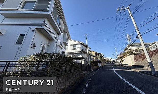 《前面道路》　■道路と敷地はフラットな地形です。