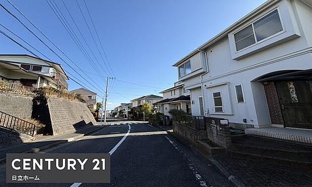 《前面道路》　■前面道路が広く、開放的です。