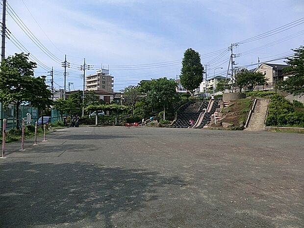 出刈場公園まで492m、公園中央の長い石の滑り台が人気です。