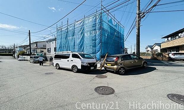 《前面道路》 ■前面道路が広く、角地のため開放的です。