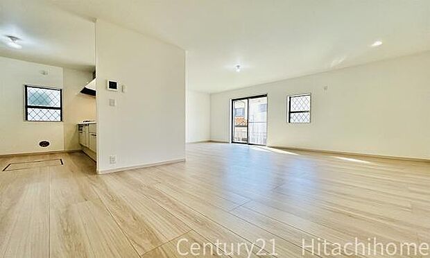 《同仕様》 ■明るく開放的なリビング。本画像は家具家電や小物の配置をCGで作成しており、実際に現地に家具家電や小物は置かれておりません。また、価格に含まれておりません。