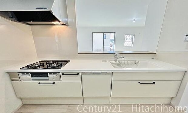 《システムキッチン》 ■明るく清潔で使い勝手のいいキッチンには、いつも家族の笑顔があふれています。