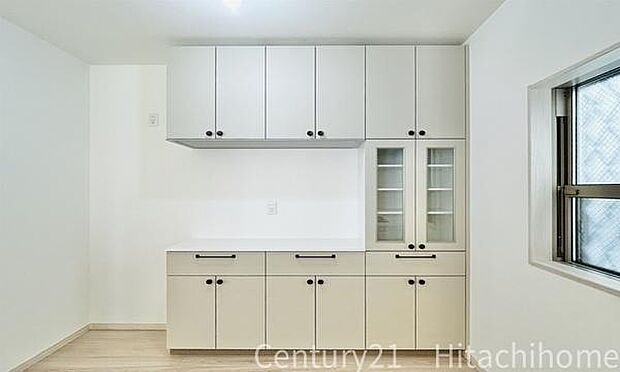 《カップボード》 ■背面に設置されたカップボード。食器はもちろん、炊飯器、ホットプレートなども収納できます。