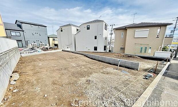 《前面道路》　■道路と敷地はフラットな地形です。
